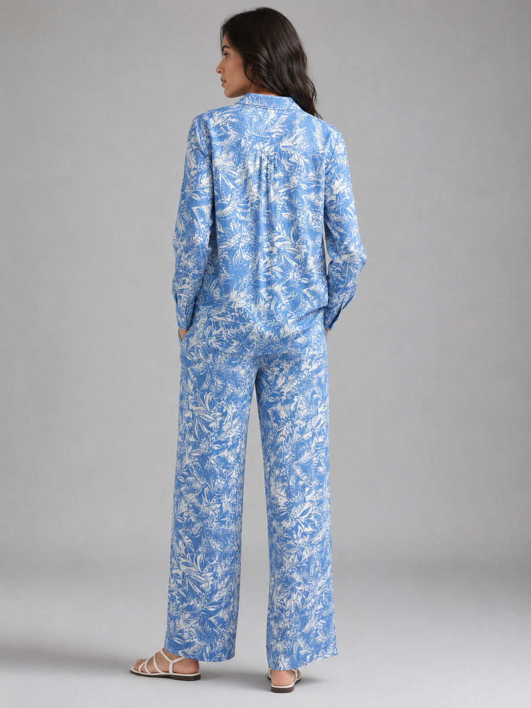 Porsorte Women Blue Abstract Floral Printed Regular Fit Shirt
